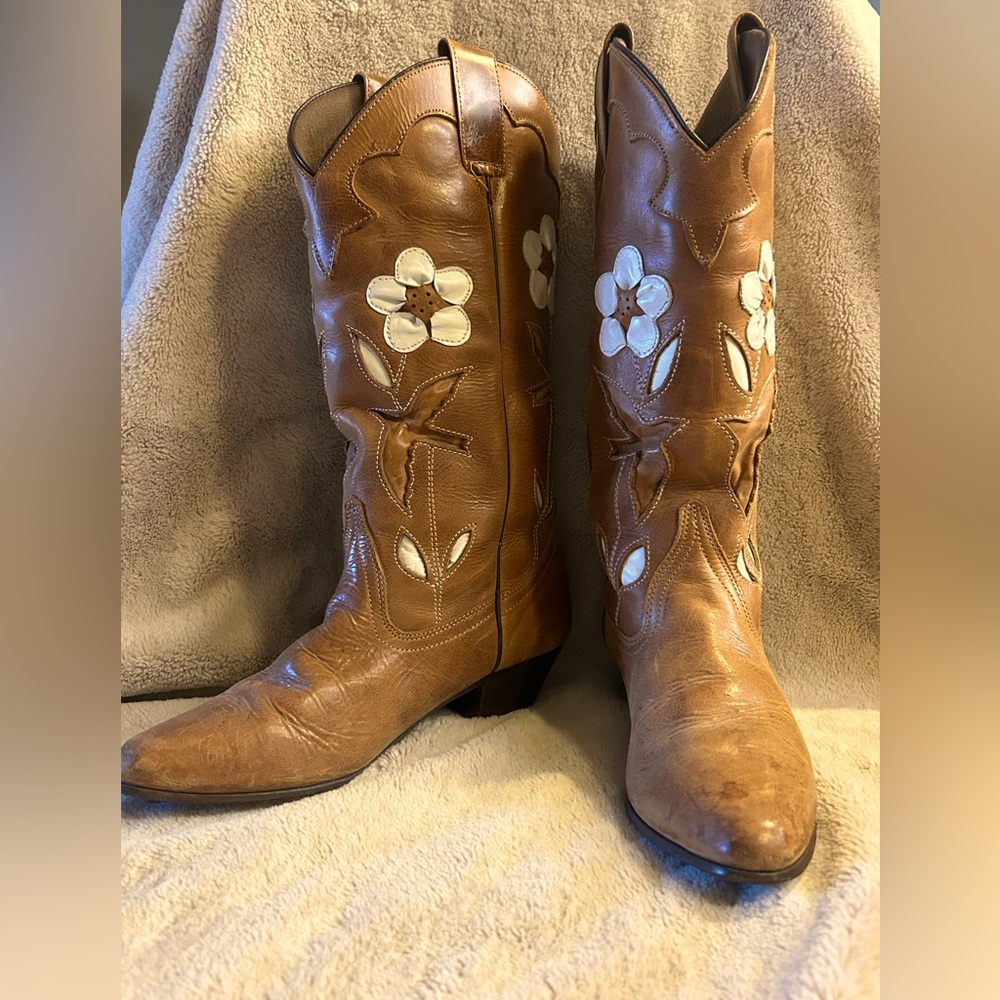 One Tree Farms Ladies Cowboy Boots, size 8. Tan with white.